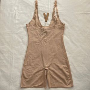 NWT SKIMS SHEER SCULPT OPEN BUST BODYSUIT